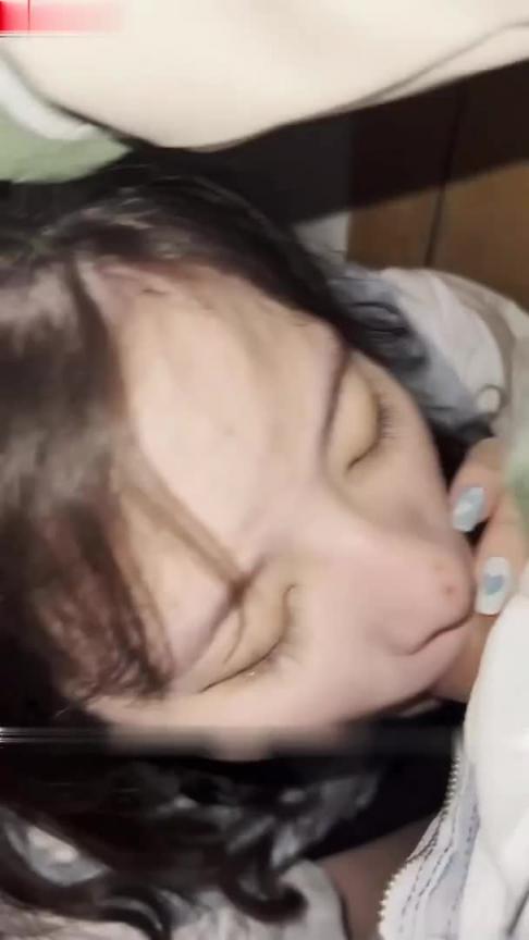 贵宾【上海艺术学院楼道活动】宿舍楼道给男友口交,闺蜜在一旁看着! 预览截图 2