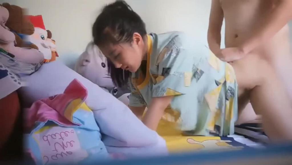 被调教的女儿~放假回家天天玩手机 预览截图 1
