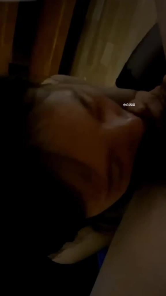 【娇嫩少女】黑丝JK娇嫩少女,土豪哥的学生女友边接电话边被操 预览截图 9