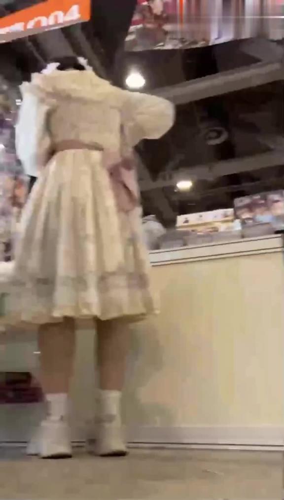 【2023漫展抄底精选合集】裙底偷拍美腿美智小姐姐 预览截图 6