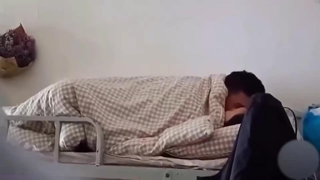 【操逼不带闺蜜被网曝】防火防盗防闺蜜，当着闺蜜面带男友回宿舍操逼 预览截图 1