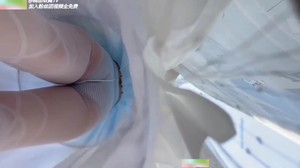 【偷拍泄密】大神校园偷拍毕业典礼学妹裙底风光 预览截图 11