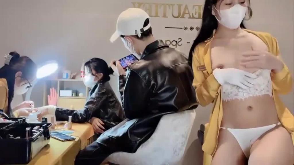 美容店OL店内露出，骚逼插入跳蛋生怕被发现 预览截图 8