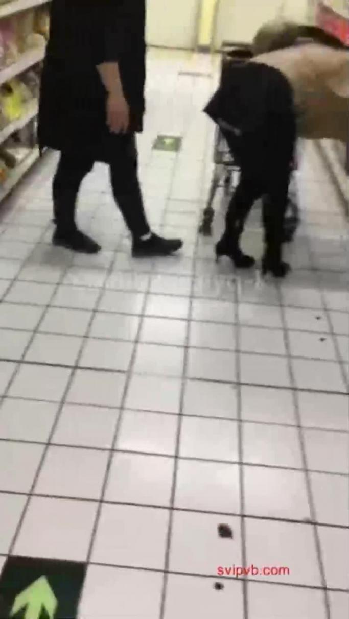 【商场露出性爱】绿帽大神带美娇妻在国内某大型超市内真空露出让别的男人摸臀停车场内啪啪啪 预览截图 2