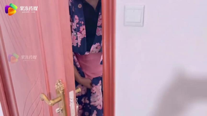 果冻传媒 GDCM-029 强奸继父的女儿 刘嘉佳 预览截图 3