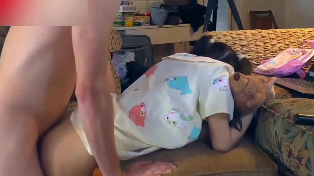【真实父女乱伦-逮住女儿看黄片】禽兽父亲忽悠女儿和自己做爱 预览截图 5