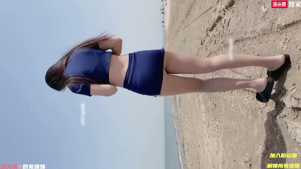 性感少妇户外人前露出 无内肉丝大长腿 过路司机看直了 预览截图 11