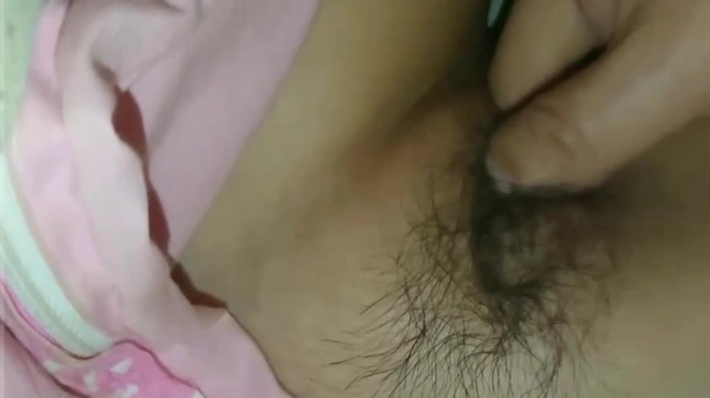 真实父女乱伦大作~趁女儿睡着各种玩弄女儿逼逼,处女膜清晰可见 预览截图 5