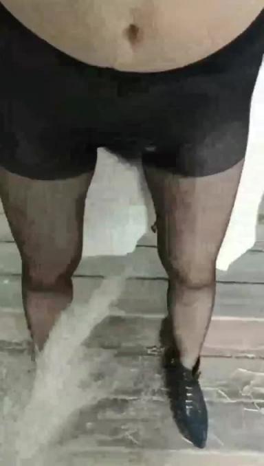 【嫂子野战乱伦】大哥出门买东西,我偷约嫂子公园露出口射,后入干喷水 预览截图 1