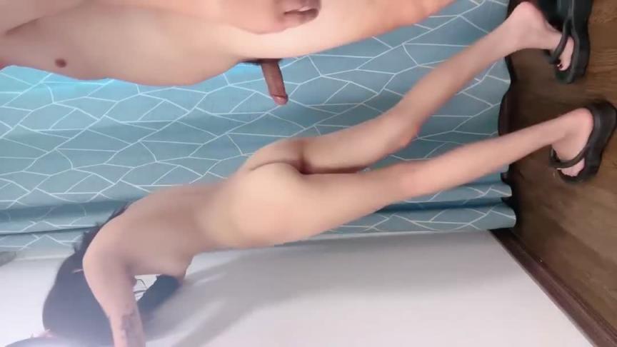 学生制服眼镜小骚货!无毛肥穴手指勐扣!扒开丁字裤特写,假屌后入深插,炮友加入一顿爆操 预览截图 8