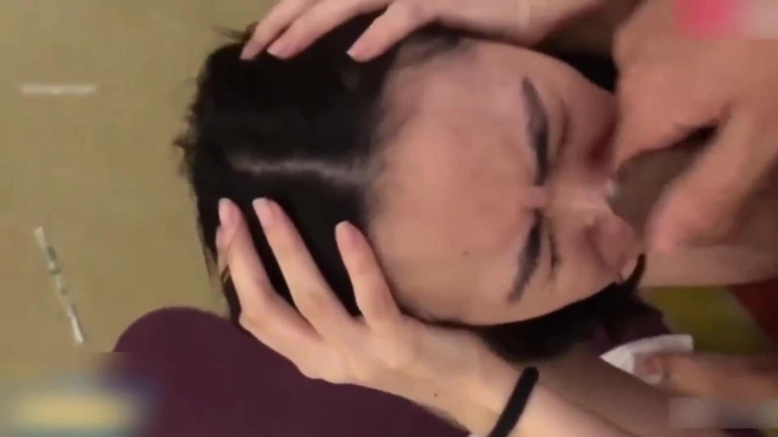 大二反差婊边操逼边和男友开视频看着自己被操 预览截图 6