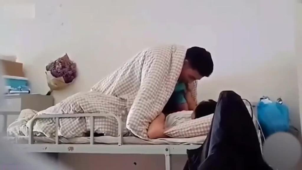 【操逼不带闺蜜被网曝】防火防盗防闺蜜，当着闺蜜面带男友回宿舍操逼 预览截图 8