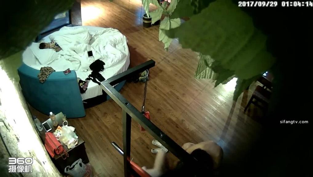 酒店偷拍修长美腿少妇身材真棒,夫妻居然当着孩子的面做爱 预览截图 2