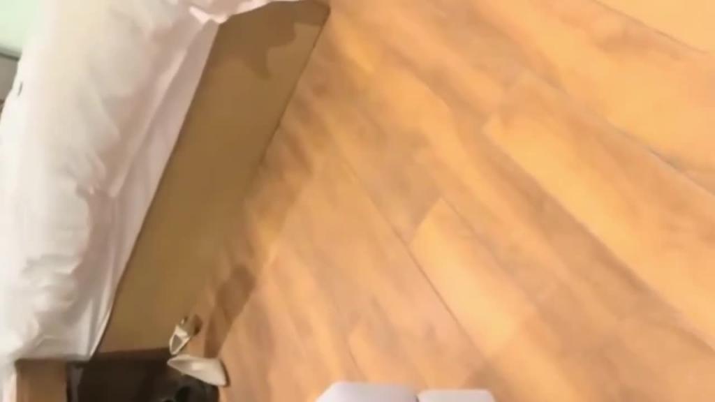 【稀缺换妻】瞒着女友和朋友私底下换妻,女友很不情愿被兄弟强行插入,男友边录像边操朋友女友 双双内... 预览截图 5