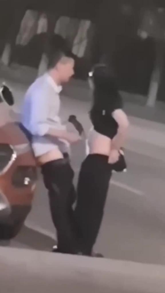 【当众啪啪】国内路边野战精选！不是没看见路人，只是激情难以抗拒 预览截图 3