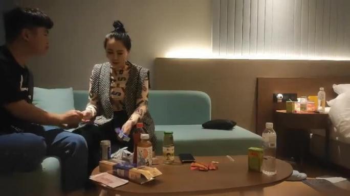 极度淫荡骚熟女~丝袜制服莞式服务 预览截图 3