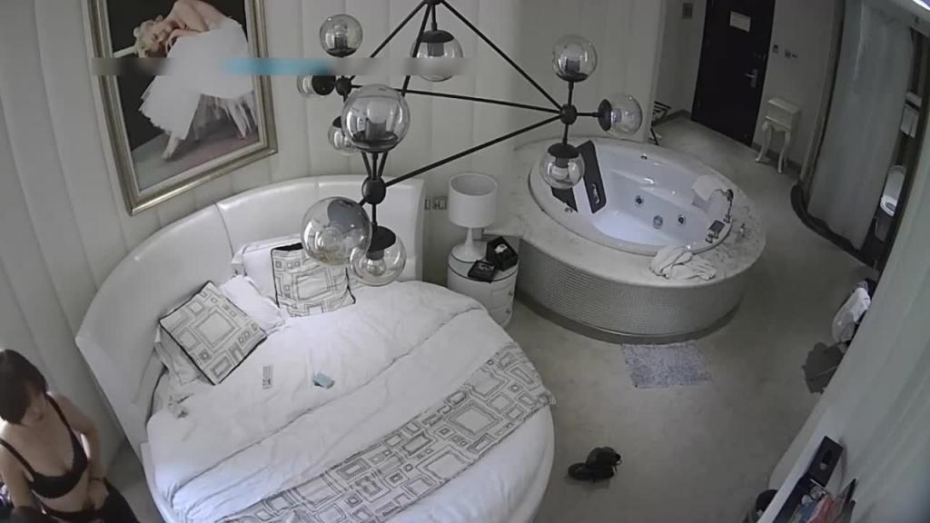 【宾馆摄像头】情侣开房做爱很激情，快枪手男友操了两炮都没满足小淫娃 预览截图 3