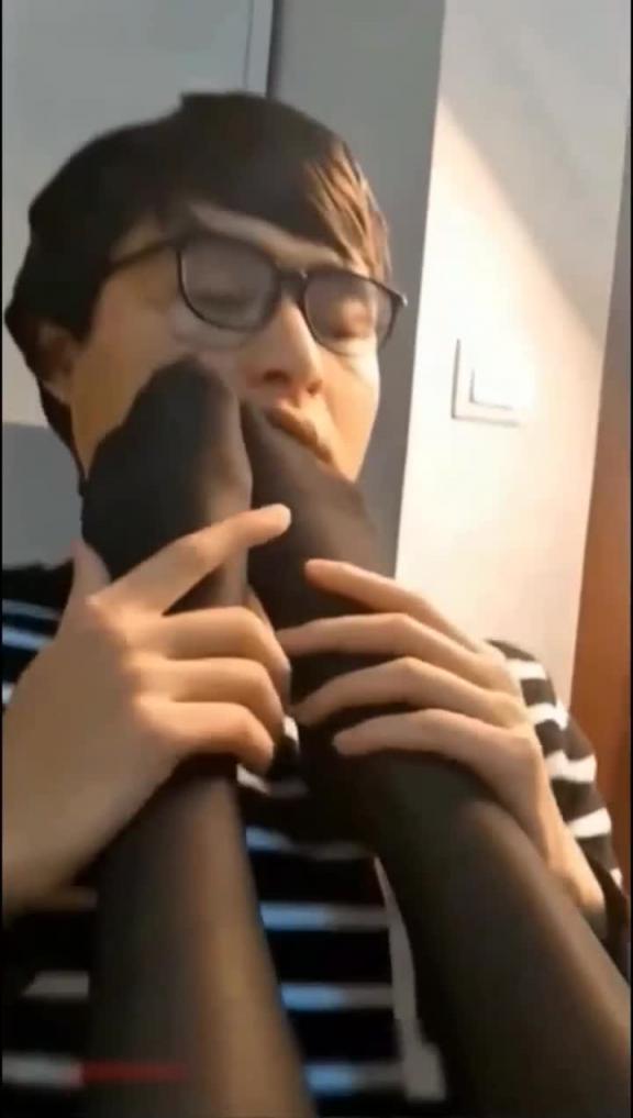 【母子乱伦】全网都在找的原视频_儿子求妈妈想舔妈妈的黑丝脚_对话淫荡 预览截图 3