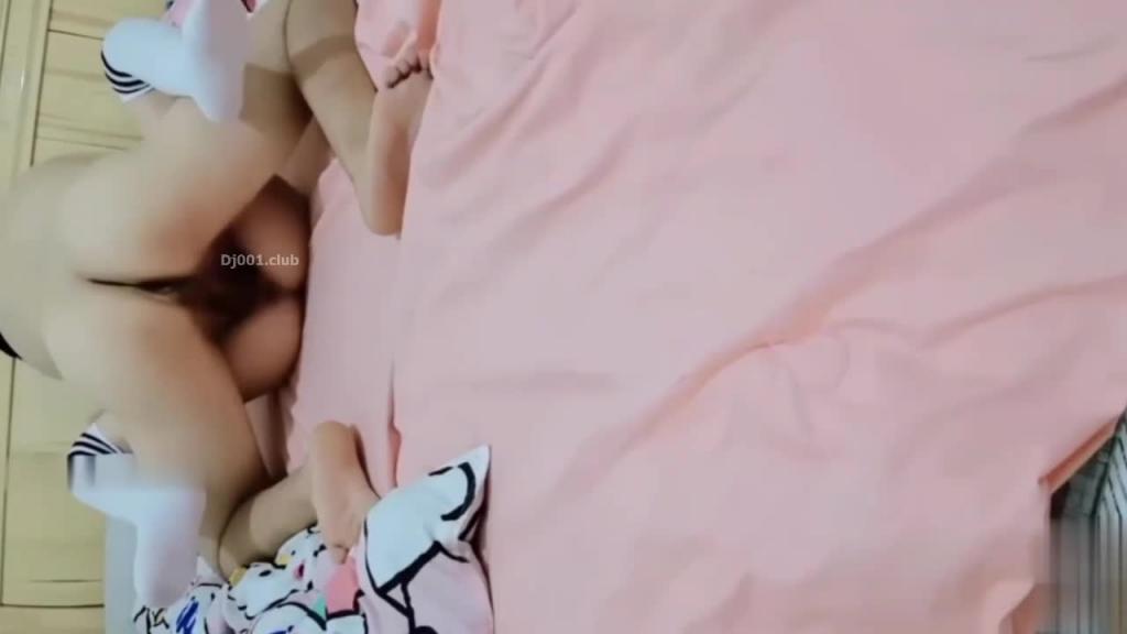 父女乱伦-鬼父把刚成年闺女破处,粉嫩少女处女红很刺眼,太刺激了 预览截图 4