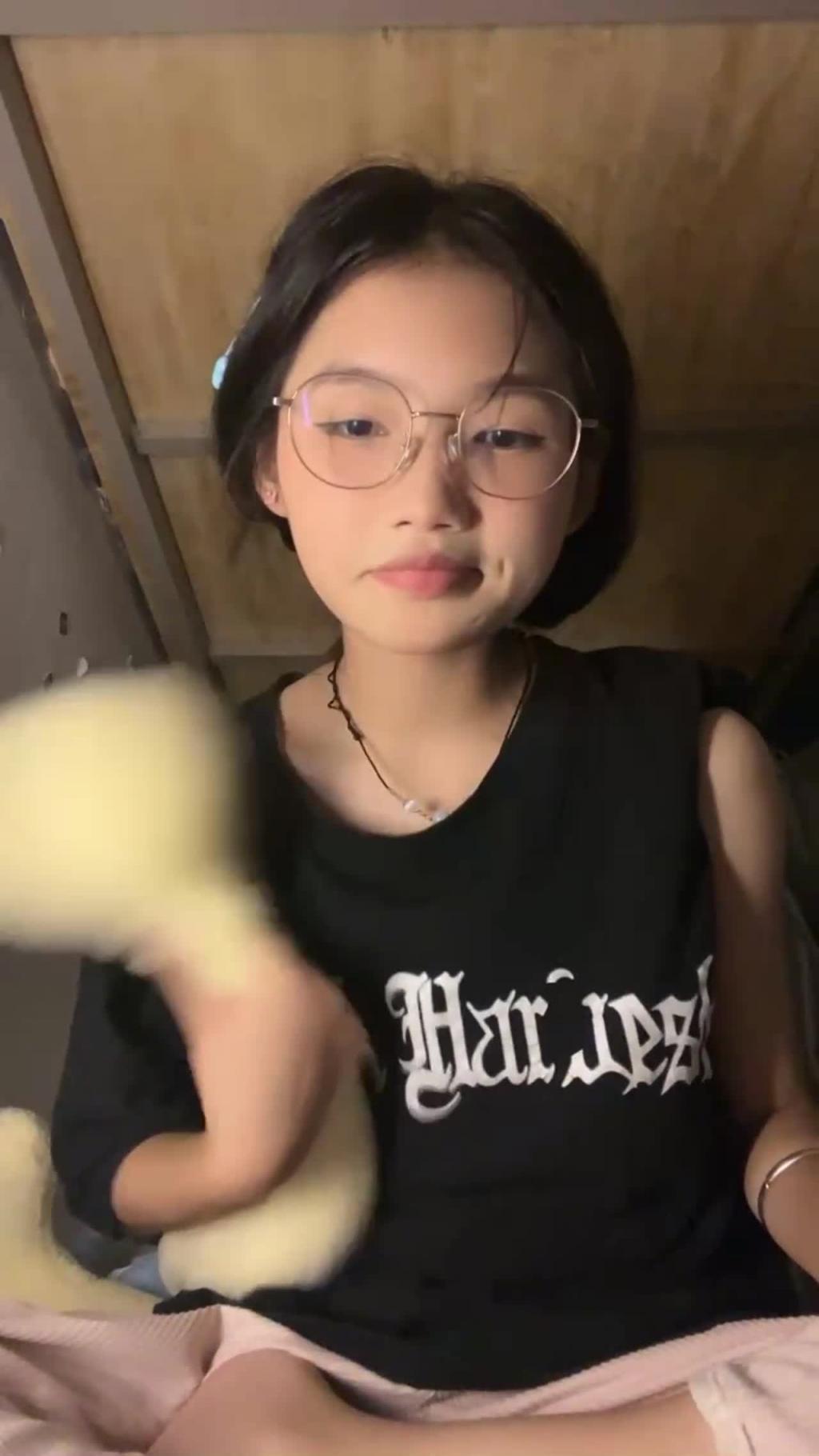 【#吃瓜】萝莉学生妹和渣男打视频自慰！被渣男录下自慰视频，这眼镜妹真清纯 预览截图 2