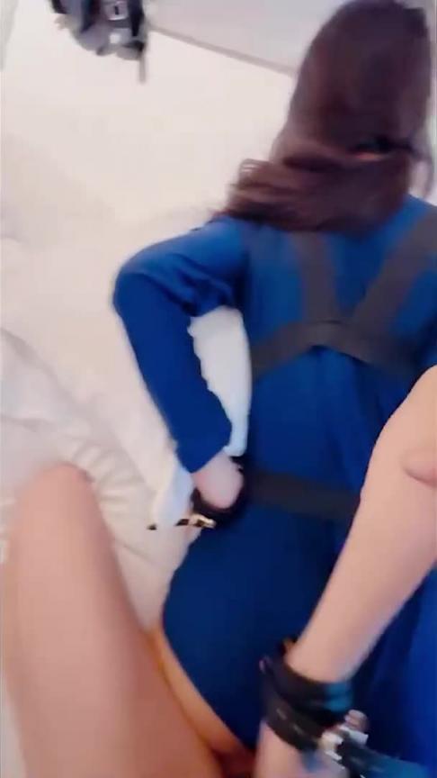 【真实乱伦原创】网调了三个月的叔叔家表妹,说带她出来买衣服,商场里扣她的逼没有排斥,完事带到酒店里换制服绑起来操 预览截图 9