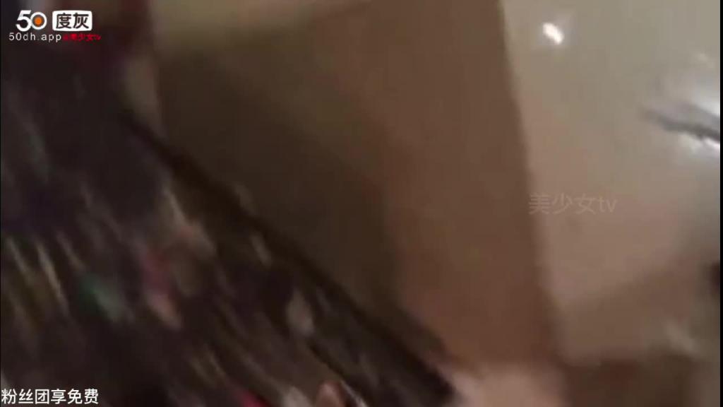 ①【真实乱伦群P】妹子和她几个闺蜜玩疯了,厕所肆意淫乱 预览截图 11