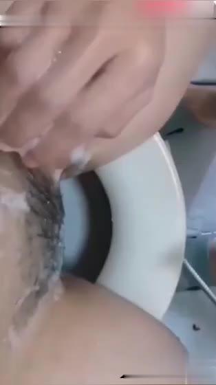 母子乱伦 帮妈妈剃毛 对白精彩 预览截图 3