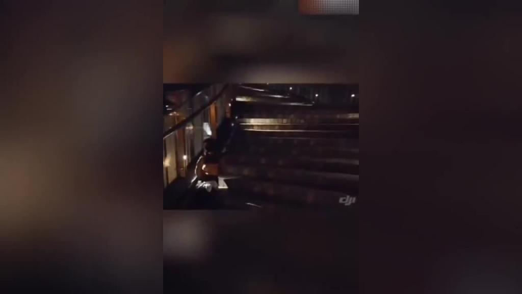 淫妻网红“小狮子”露出性爱调教,黑丝群交,天生母狗户外露出 预览截图 4