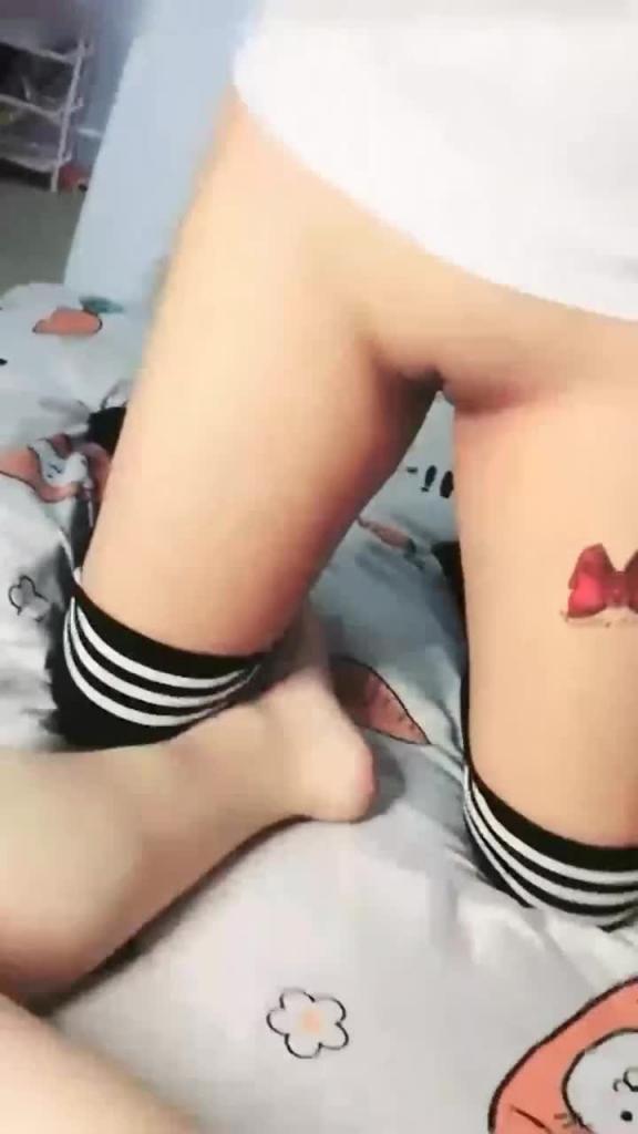 【真实记录给兄弟戴绿帽】酒后上了室友的女朋友合租房里老是不穿内衣勾引我 预览截图 1