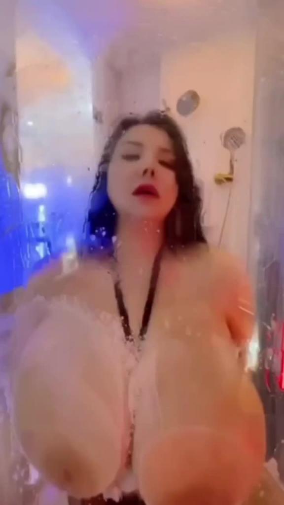 比西瓜还大的奶子你见过吗！快来吃瓜喽，成都网红少妇私拍浴室洗澡露出双峰巨乳 预览截图 9