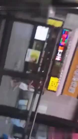 街射，精液射手上被发现还闻了一下 预览截图 2
