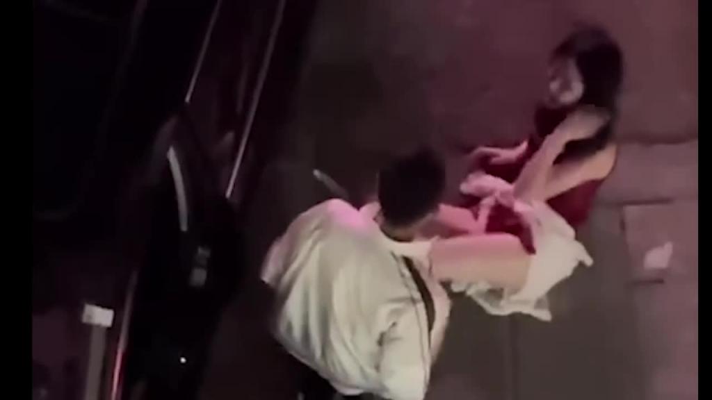 迈腾哥当街暴打妻子,内衣都扯出来了!皆因他前脚才走她后脚就偷人 预览截图 3