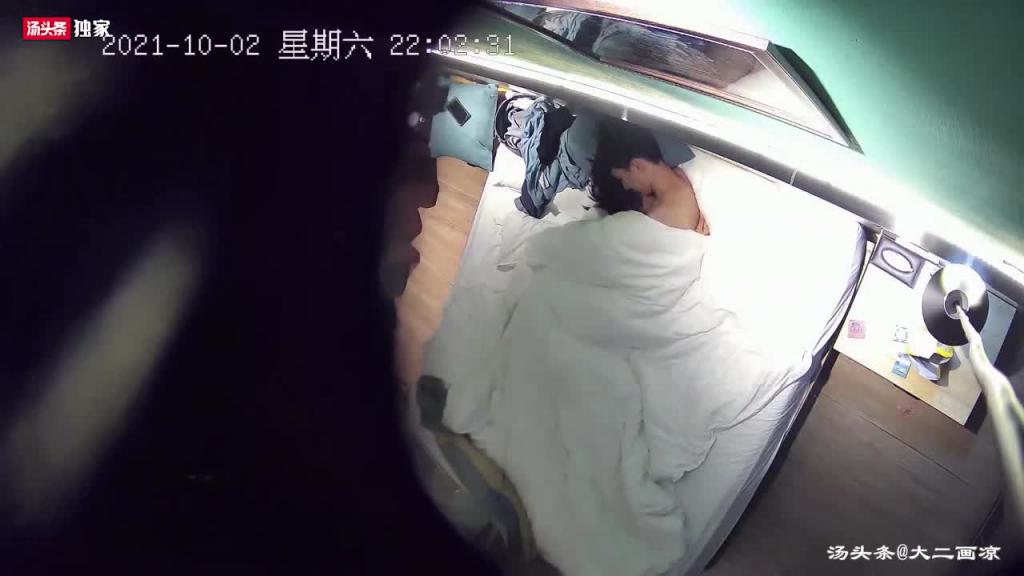 【甄选酒店偷拍】 周末技校学生开房偷偿禁果 预览截图 12