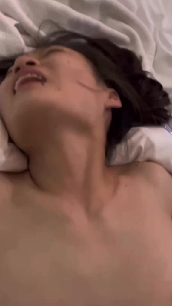 【2个高中生-眼镜反差婊学妹】清纯可爱跳蛋自慰,嫩穴放尿 预览截图 1