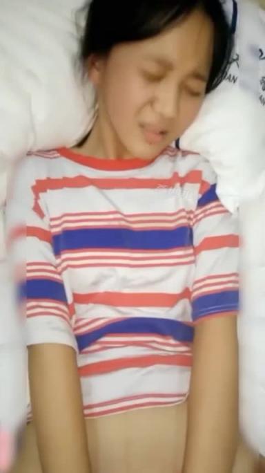 真实父女乱伦 趁妻子不在给小女儿上健康教育 预览截图 10