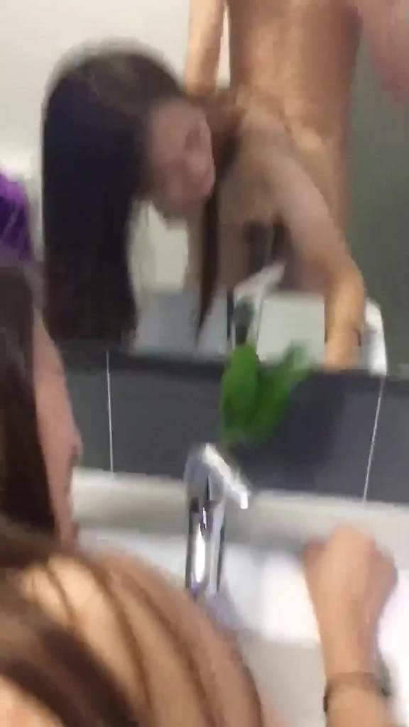第一部放暑假女朋友家里人都去上班了到她闺房做爱干到浴室用手机自拍 预览截图 9