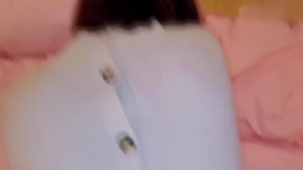 兄妹乱伦,爸妈都在家还是忍不住要和妹妹做爱,妹妹一直捂嘴不敢出声 预览截图 6