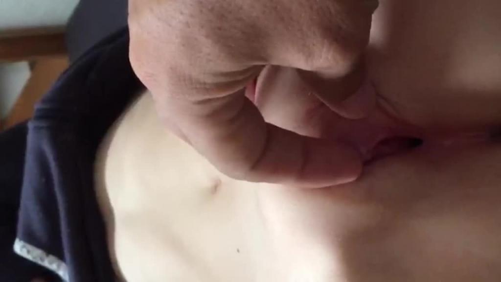 震惊三观禽兽父调教女儿成了飞机杯嘴巴小穴都不放过射满精液 预览截图 9