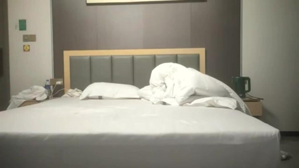 瘦猴子勾搭良家】大一00后单纯学生妹，后入被操得大叫 预览截图 1