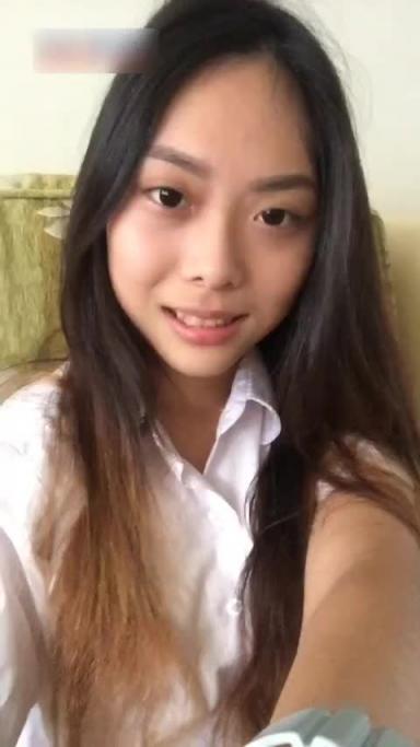 【反差学生-女孩视频表白反被操】没想到被同学到家里操逼,床上真是个骚货 预览截图 2