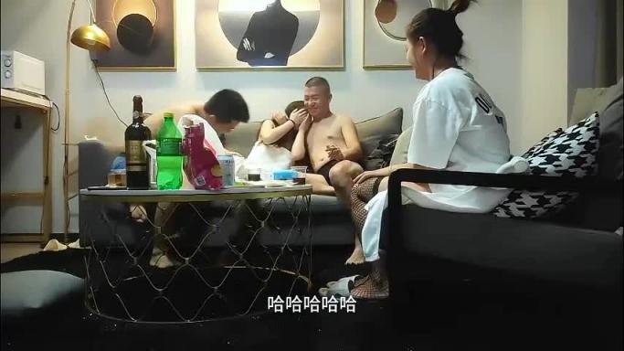 2对夫妻酒店玩换妻游戏 掷骰子 口交舔逼 玩的不亦乐乎【上】 预览截图 1