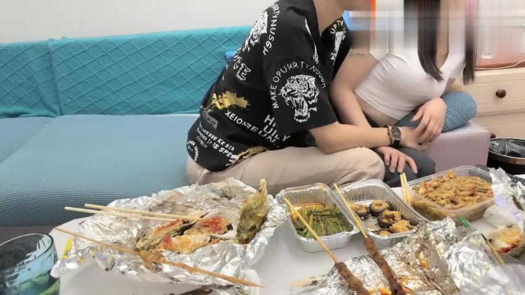 【探花大神】泡良达人约操白衣骚熟女 吃饱喝足沙发上掐脖爆操萝莉学生可爱白虎自慰 预览截图 6