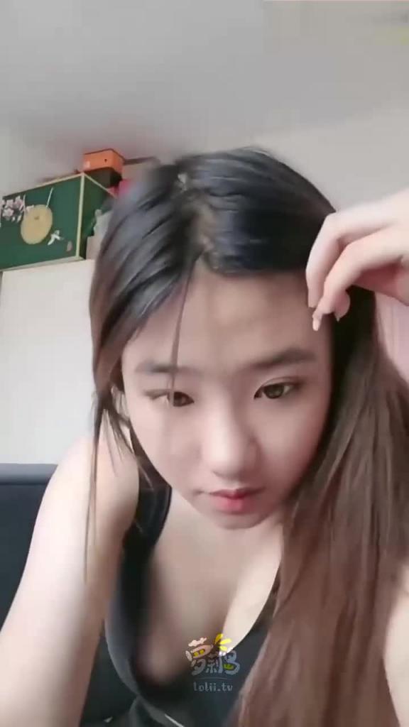 可爱的高二学生妹与男友做爱自拍这么小的年纪阴毛就十分的旺盛性欲一看就大 预览截图 2
