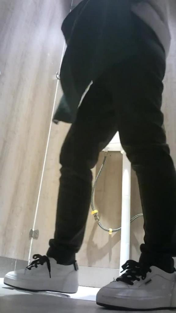 厕所偷拍学生妹 预览截图 7