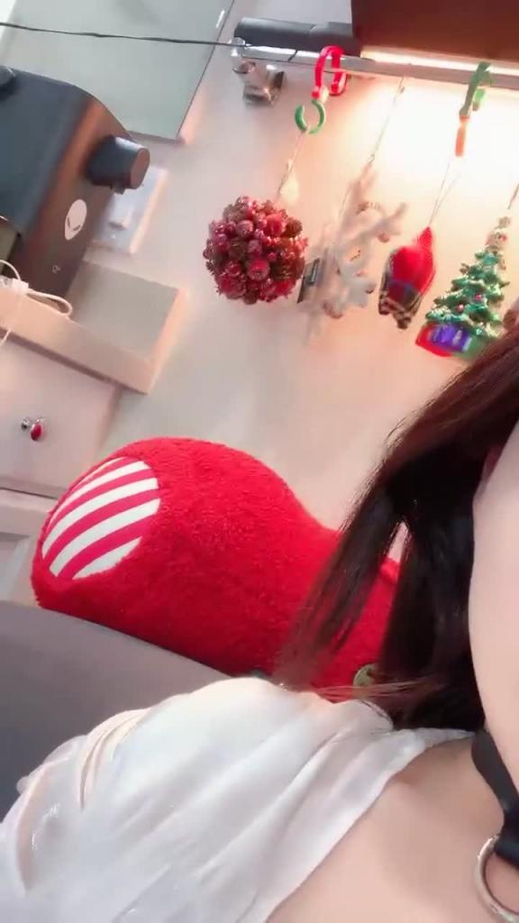 白皙皮肤粉穴女神主播,吊带丝袜,屁股抹油亮亮 预览截图 10