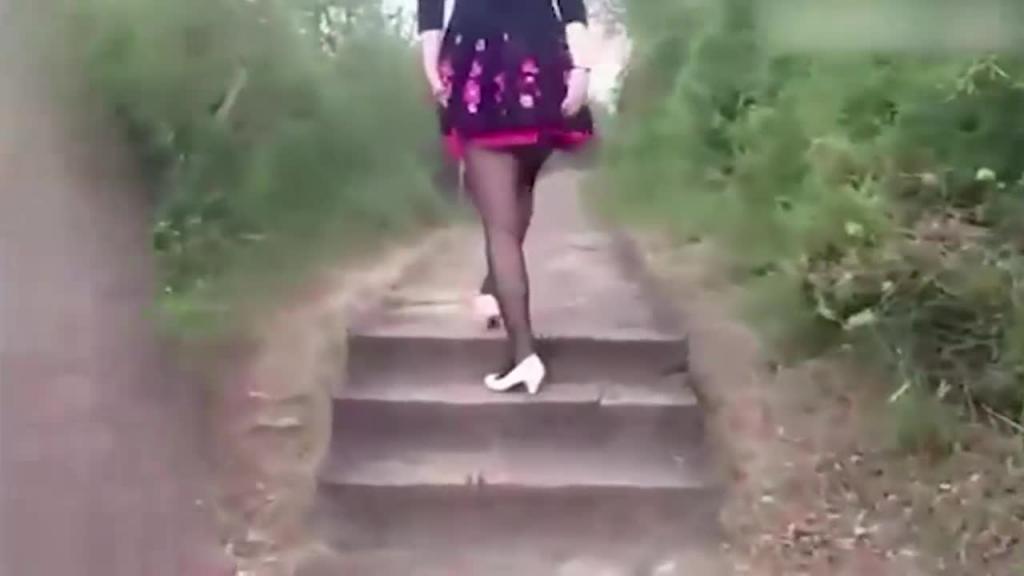 【母子乱伦】历时一月终于说服妈妈跟我野战对白精彩 预览截图 3