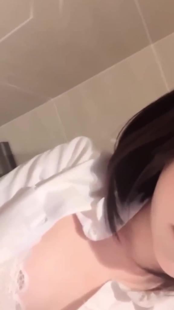 萝莉黑丝~萝莉女仆,背着父母偷偷躲在卫生间玩逼 预览截图 2