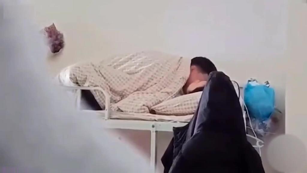 【操逼不带闺蜜被网曝】防火防盗防闺蜜，当着闺蜜面带男友回宿舍操逼 预览截图 2