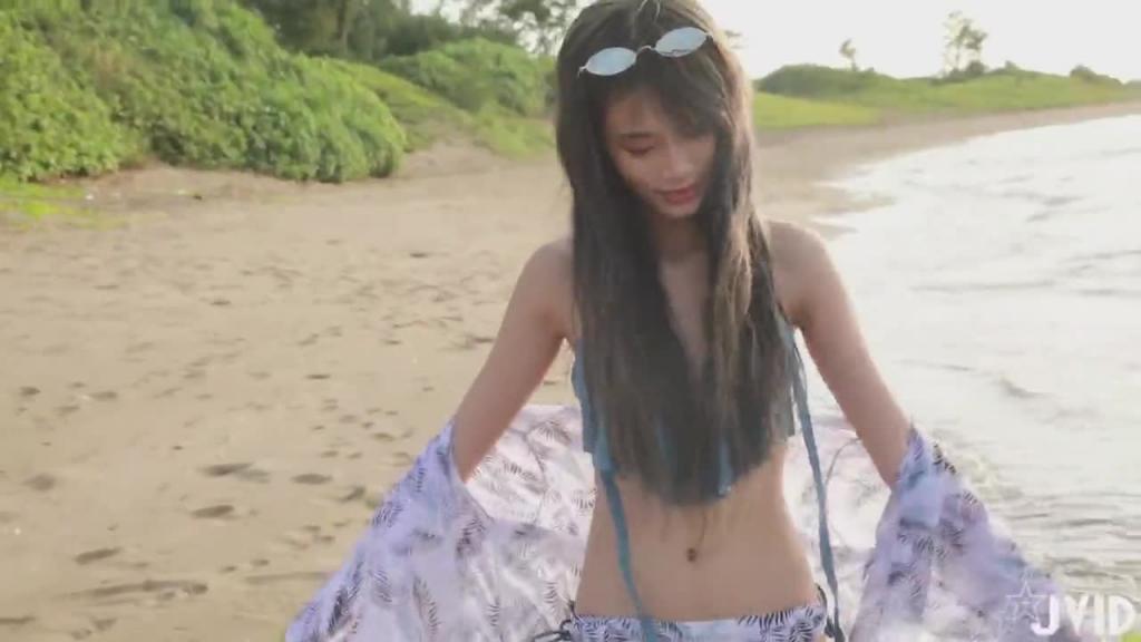 芳语超完美妙龄身材 绝美巨乳夏日性感比基尼 在激情海岸把女孩弄湿就「淫」了 预览截图 2