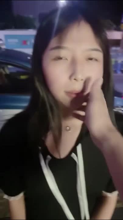 【调教M母狗】美少女萝莉，清纯的脸蛋，被主人狂怒扇耳光，喝尿，彩票店前自慰 预览截图 3